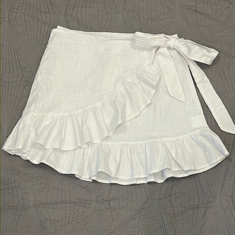 White Women’s rayon ruffled faux wrap mini skirt with tie size M